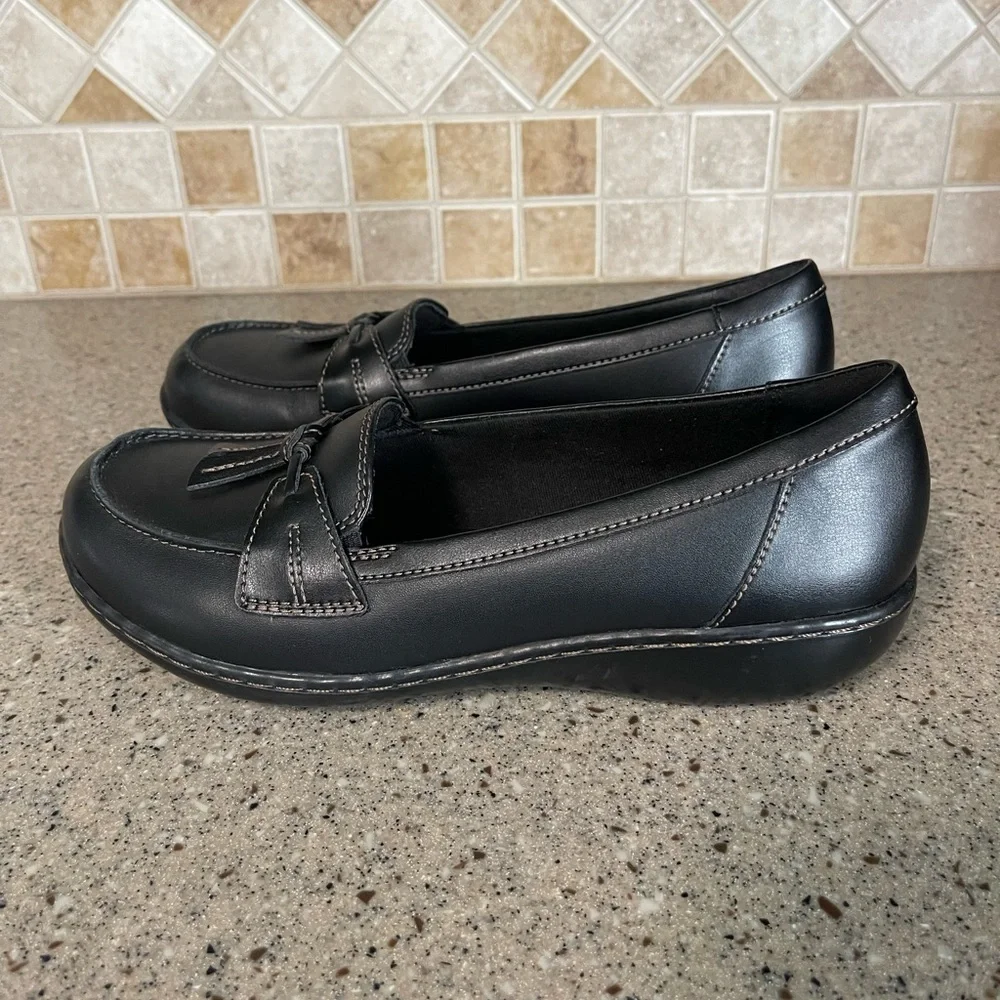 Clark’s Women’s Black Leather Loafers Size 9W Ortholite Footbed - Picture 3 of 9